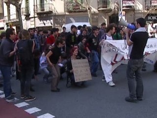 Estudiantes se manifiestan contra privatización