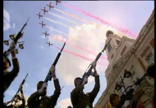 La patrulla Águila surca los cielos del desfile del Dos de Mayo en Madrid