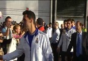En torno a 300 aficionados reciben al Real Madrid en su llegada a Barcelona