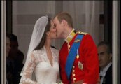Los duques de Cambridge se besan en el balcón del Palacio de Buckingham