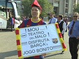Aficionados 'culés' salen del Camp Nou