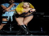 Lady Gaga se cae otra vez en un escenario