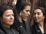 Las mujeres sevillanas, con tradicional mantilla