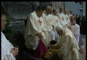 El Papa Benedicto XVI lava los pies a 12 sacerdotes