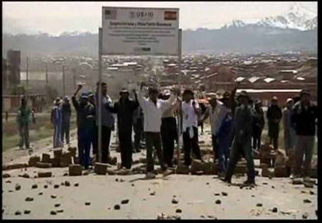 Unos 5.000 manifestantes bolivianos bloquean una de las carreteras más importantes del país