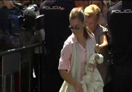 María José Campanario llega a la Audiencia de Cádiz abucheada por decenas de personas