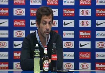 Quique Flores: "Es difícil dejar a Forlán en el banquillo"
