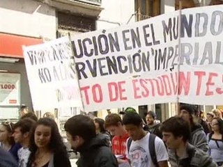 Estudiantes se manifiestan por un futuro más digno