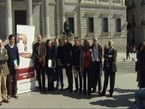 La iniciativa ciudadana para cambiar la ley hipotecaria llega al Congreso