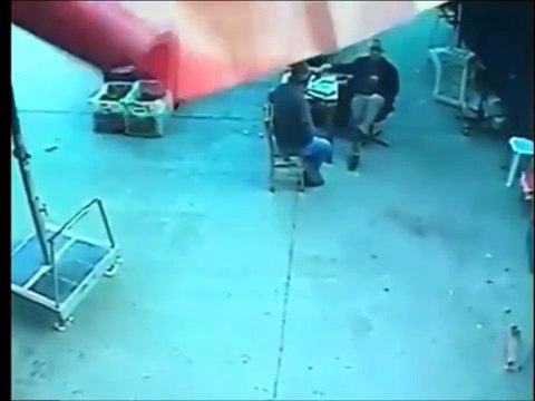 Il se fait emporter avec le parasol pendant une forte tempête