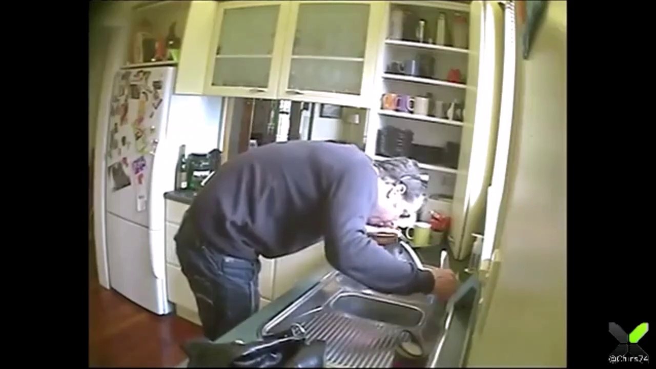 Ils remplacent l'eau de tous les robinets de la maison de leur ami par de la bière