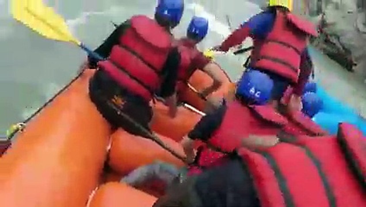 Il tombe dans les rapides pendant une sortie Rafting et manque de se noyer