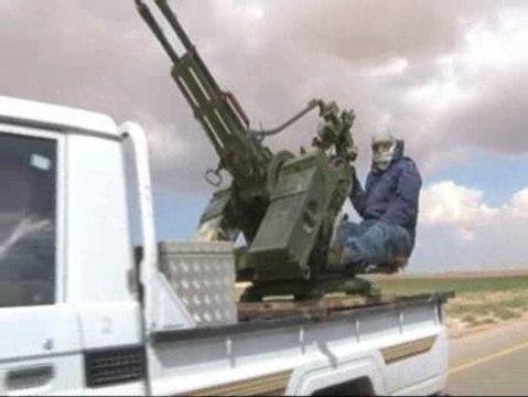 Lento avance hacia Trípoli de las milicias anti Gadafi