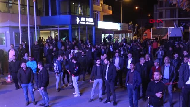 Antalya AK Parti Binası Önünde Bekleyiş Sürüyor