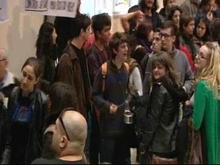 Cacerolada en la Complutense contra las detenciones por los incidentes en la capilla