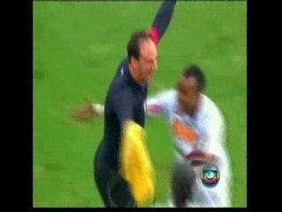 El portero del Sao Paulo, Rogerio Ceni, marca su gol número 100