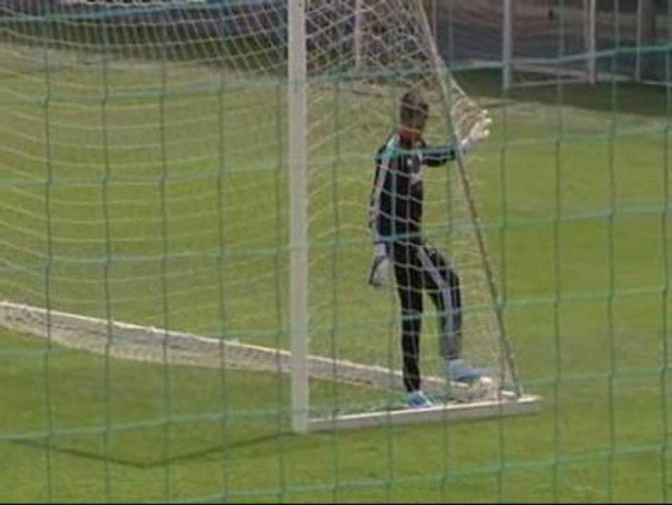 Mou se pone los guantes