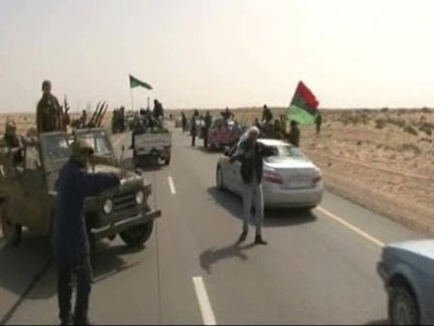 Las tropas de Gadafi frenan el avance de los rebeldes