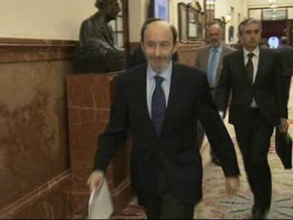 Rubalcaba se resigna a ser el centro de los dardos del PP en el Congreso