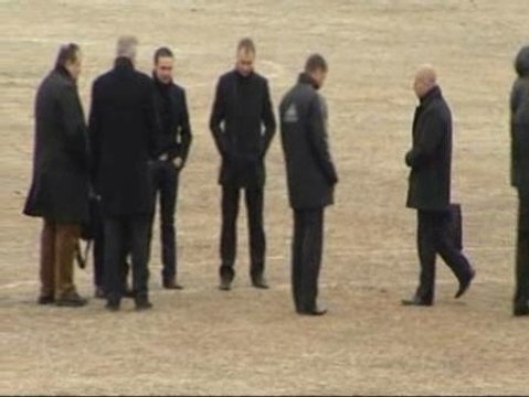 El árbitro da el visto bueno al césped de Kaunas