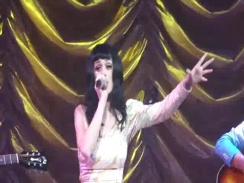 Katy Perry se atreve a pleno pulmón con el 'Born this way' de Lady Gaga