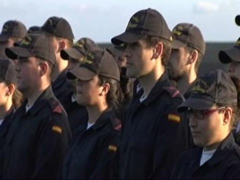 Chacón despide a la fragata 'Méndez Núñez' antes de partir hacia Libia