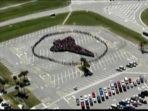 Empleados de la NASA forman un transbordador espacial