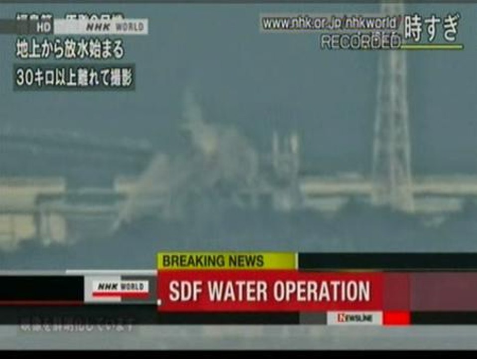 Camiones cisterna intentan enfriar los reactores de la planta de Fukushima