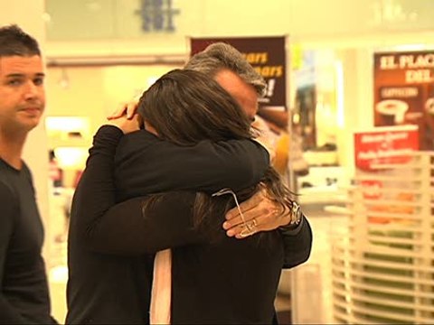 Familiares reciben el cuerpo del chef Santamaria