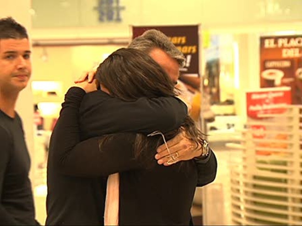 Familiares reciben el cuerpo del chef Santamaria