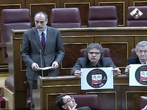 Protesta con pancartas de diputados de ERC