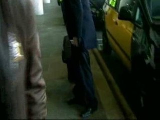 Se le caen los pantalones y no consigue la foto de Messi