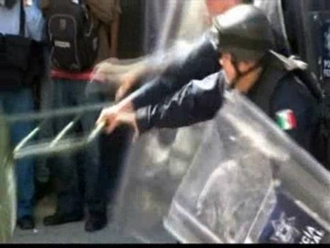 Violentos enfrentamientos en Oaxaca en una protesta contra el recorte en Educación