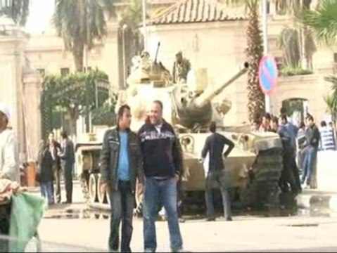 Los egipcios se saltan el toque de queda