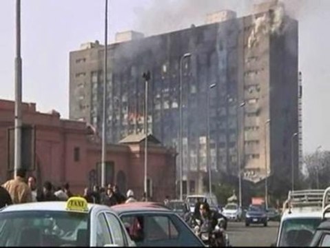 Mubarak se aferra al poder y la población sigue protestando