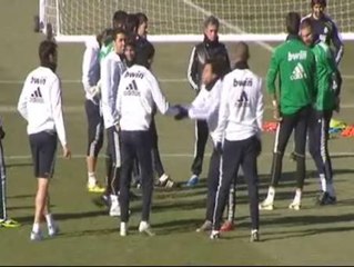 Скачать видео: Felicitaciones a Cristiano Ronaldo tras el entrenamiento