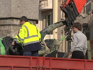 Retiran una estátua franquista en Barcelona