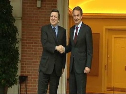 Zapatero y Barroso hablan de la posible salida del poder de Mubarak