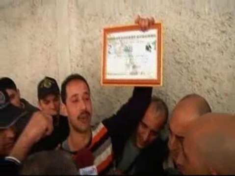 Un desempleado intenta quemarse a lo bonzo en Argelia