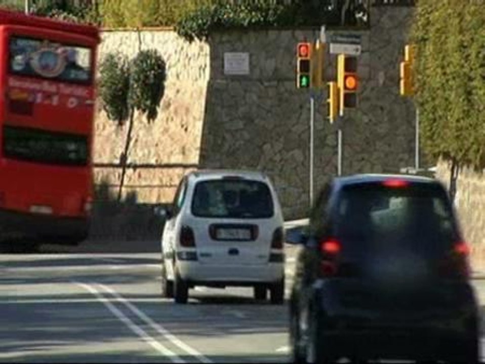 Fallecen tres jóvenes tras chocar su vehículo contra un bus nocturno en Barcelona