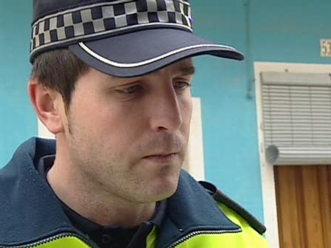 Policías evitan que un hombre queme a su mujer