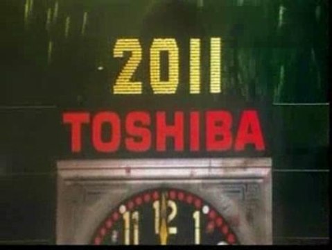 Cientos de miles de personas se reúnen para la tradicional bajada de la bola en Nueva York