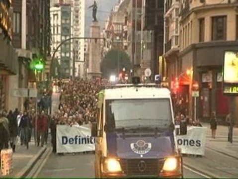 Centenares de personas piden en Bilbao el fin definitivo de ETA