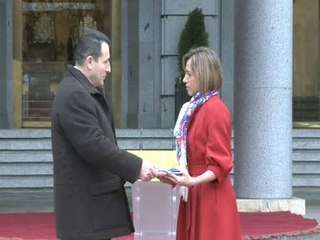 Chacón recibe la bandera de Bosnia-Herzegovina