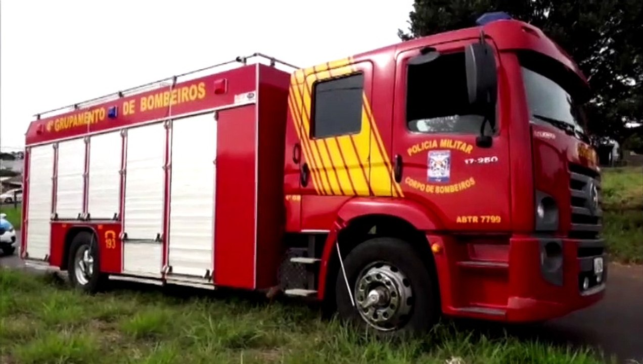 Bombeiros combatem incêndio ambiental