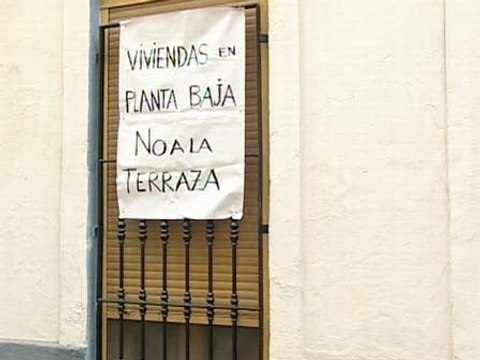 Vecinos protestan por ruido de fumadores en terraza