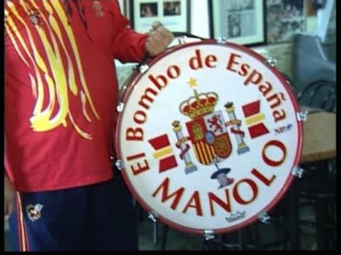 Manolo el del Bombo baja la persiana