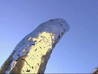 La escultura del 25º aniversario del Parlamento de Galicia se pudre en un desguace