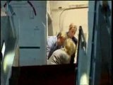 Hillary Clinton tropieza en un avión