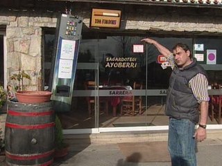 Cuelga la máquina de tabaco en señal de protesta